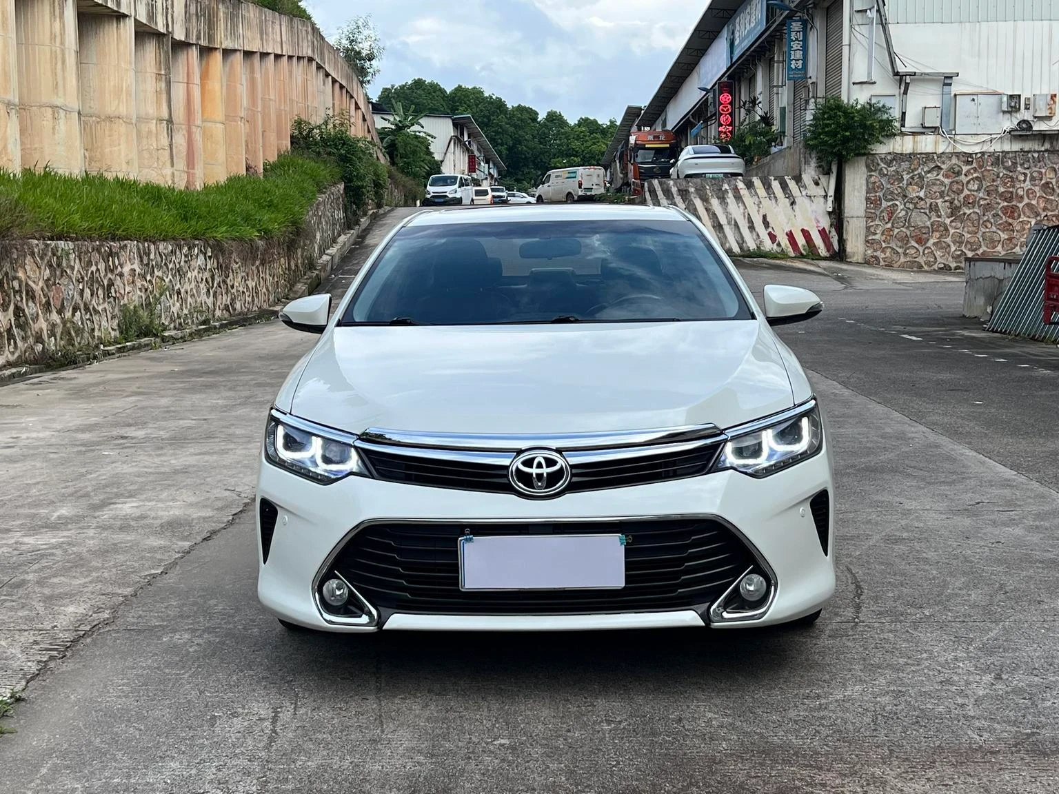 Toyota Camry 2.0G  Leading Edition - exterior