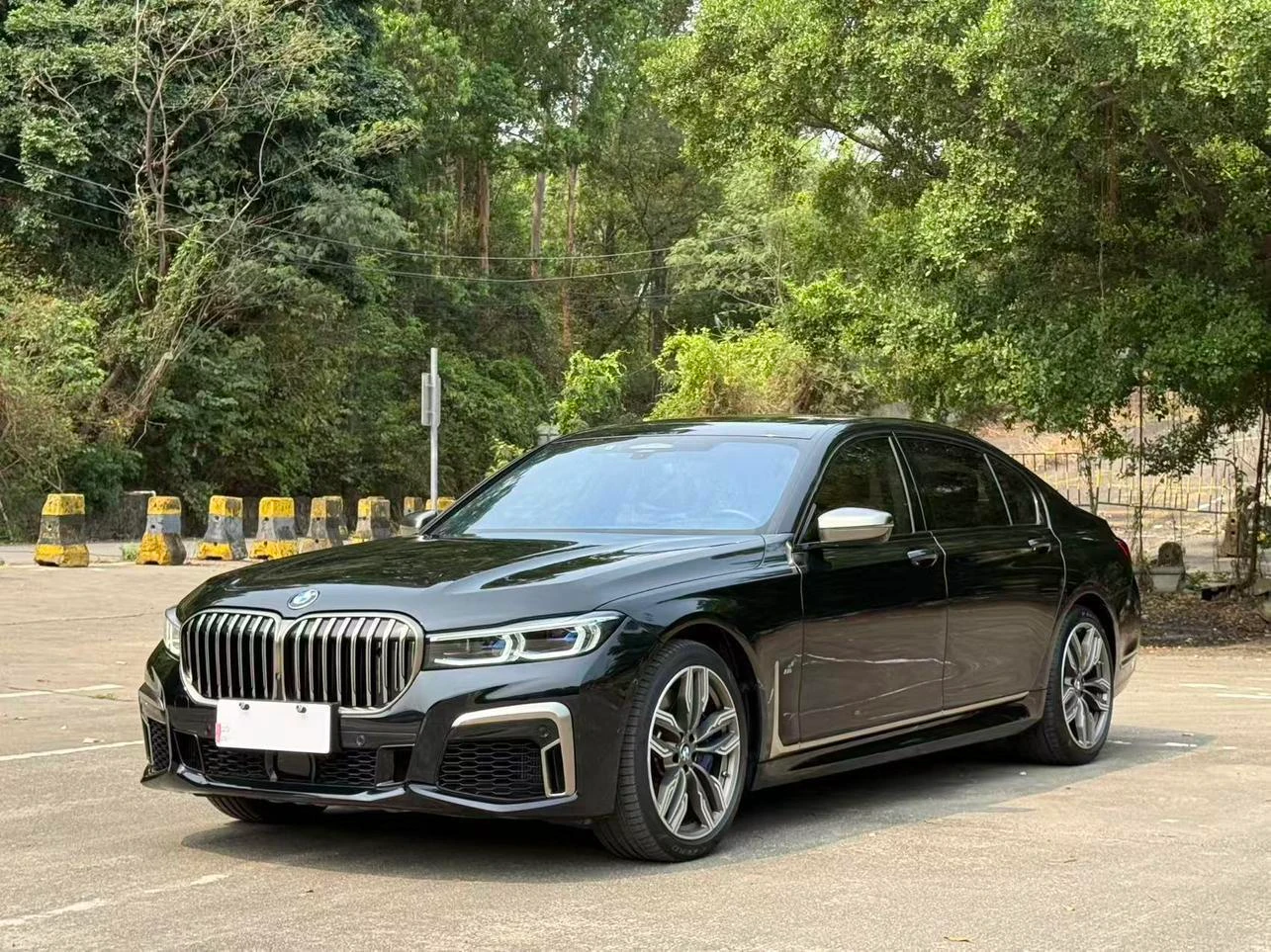 BMW 7 Series M760Li xDrive V12 Sport Package