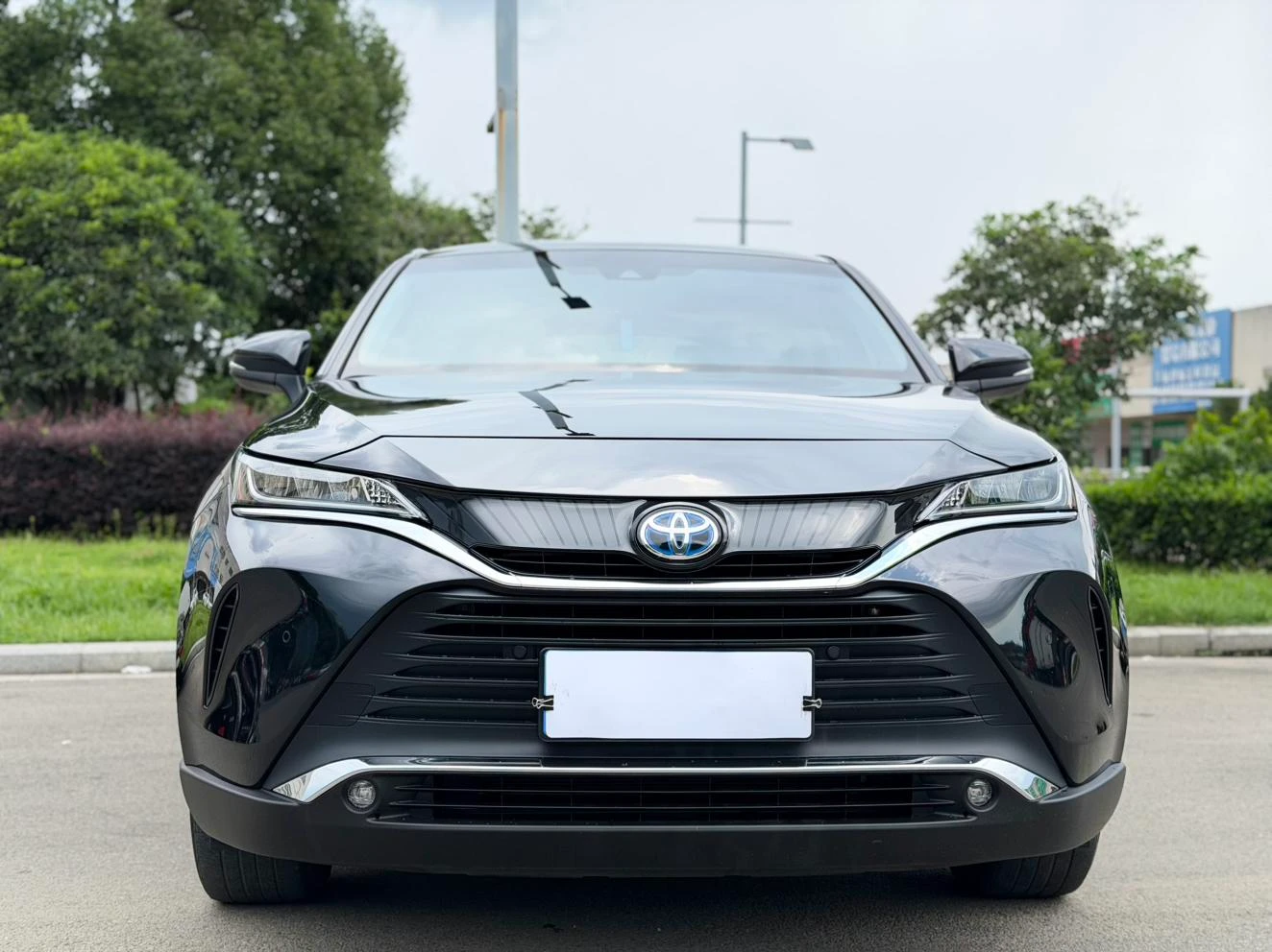 Toyota HARRIER Intelligent Hybrid 2.5L E-CVT FWD Luxury - exterior