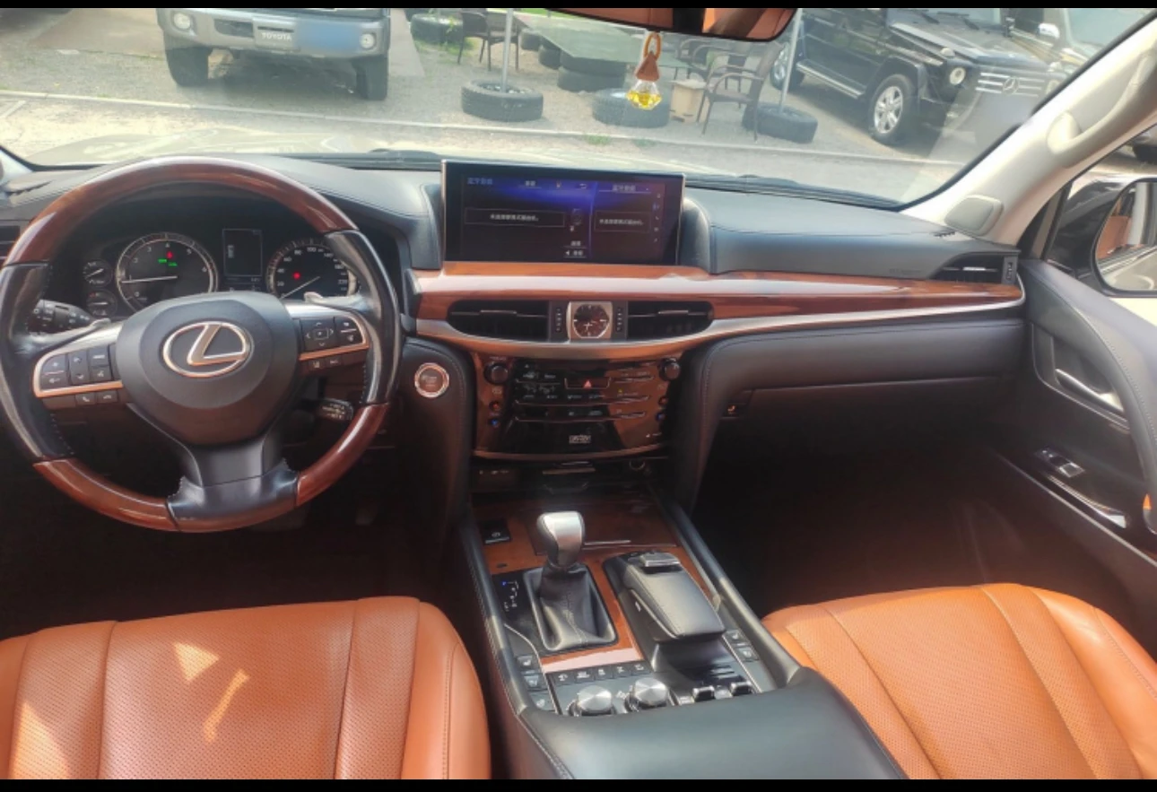 Lexus LX570 AWD - interior