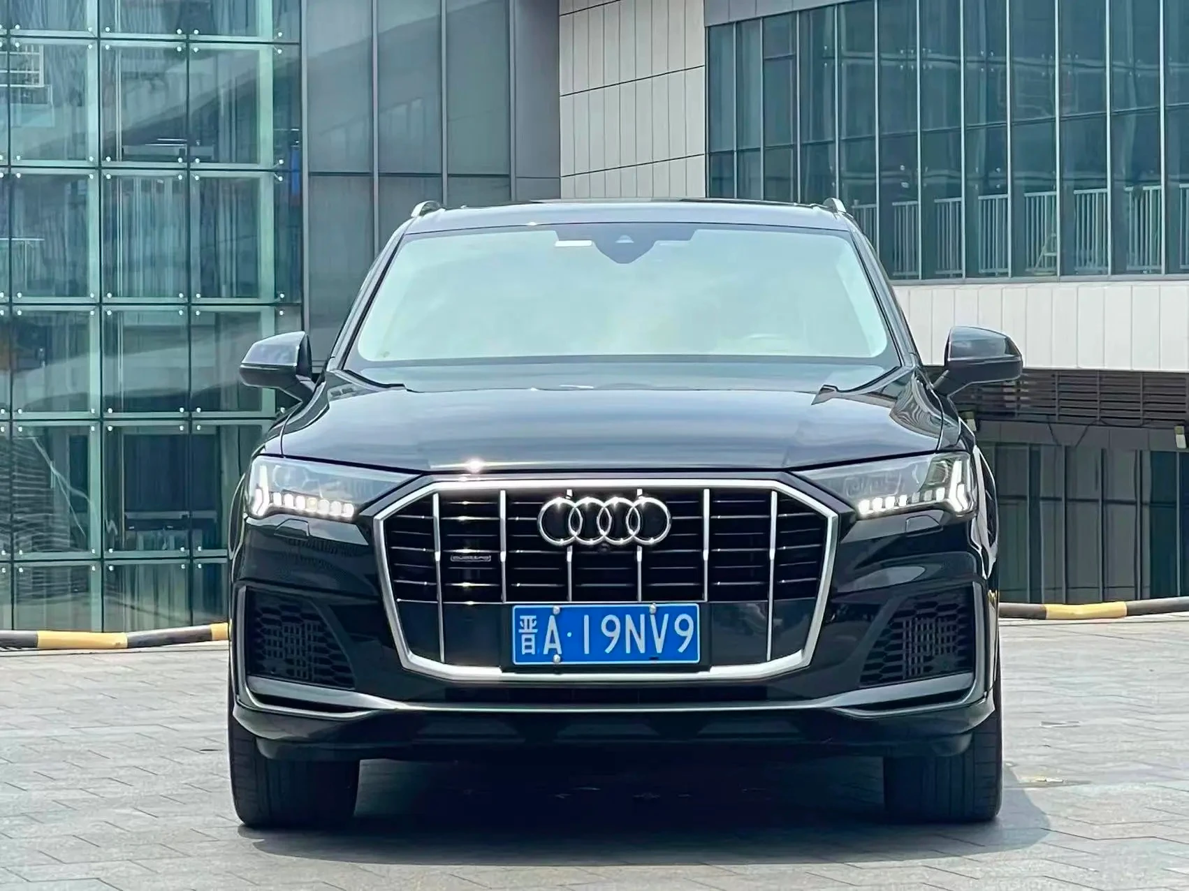 Audi Q7 55 TFSI Sport Trim - exterior