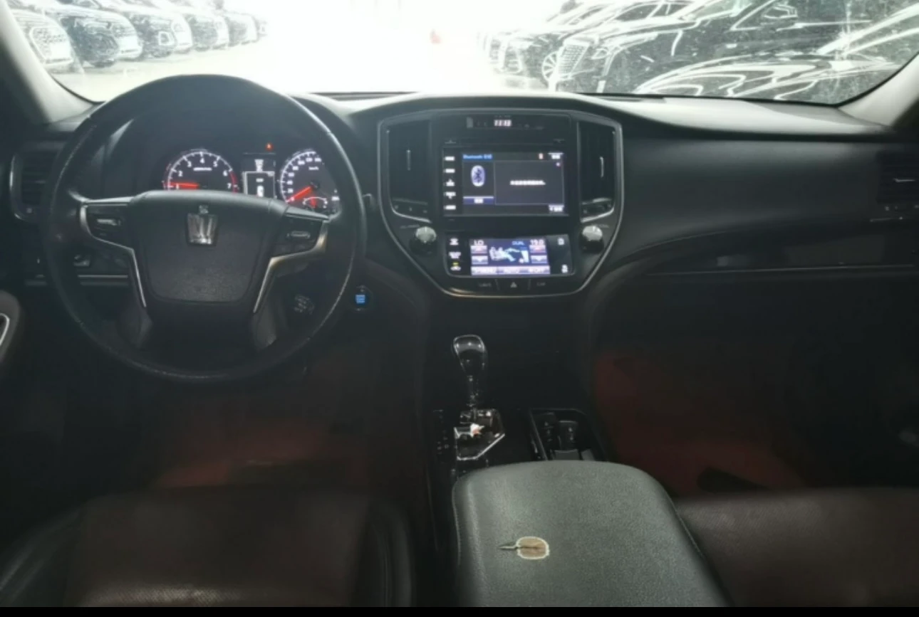 Toyota Crown Sport - interior