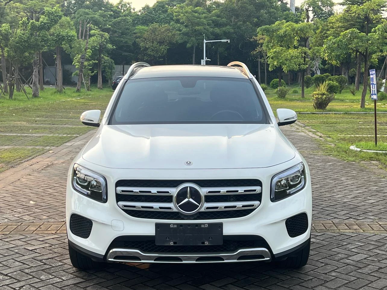 Mercedes-Benz GLB-Class GLB200 - exterior