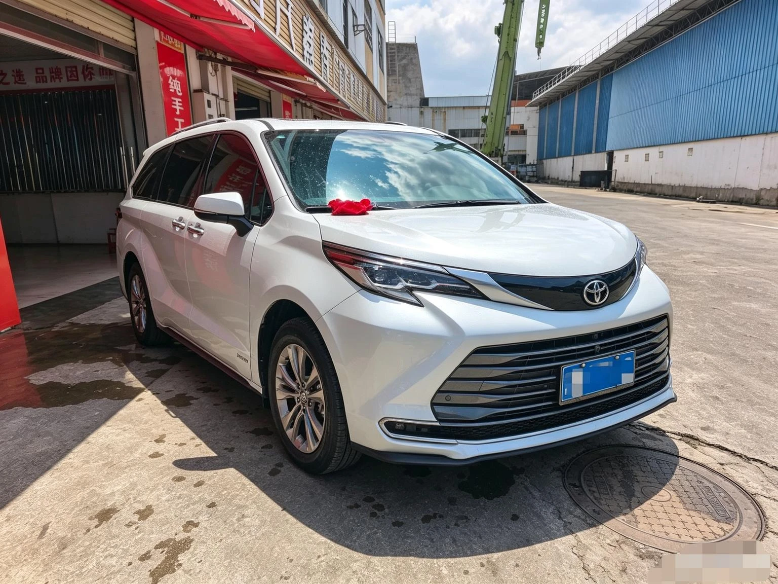 Toyota Sienna Hybrid 2.5L AWD Premium Edition - exterior