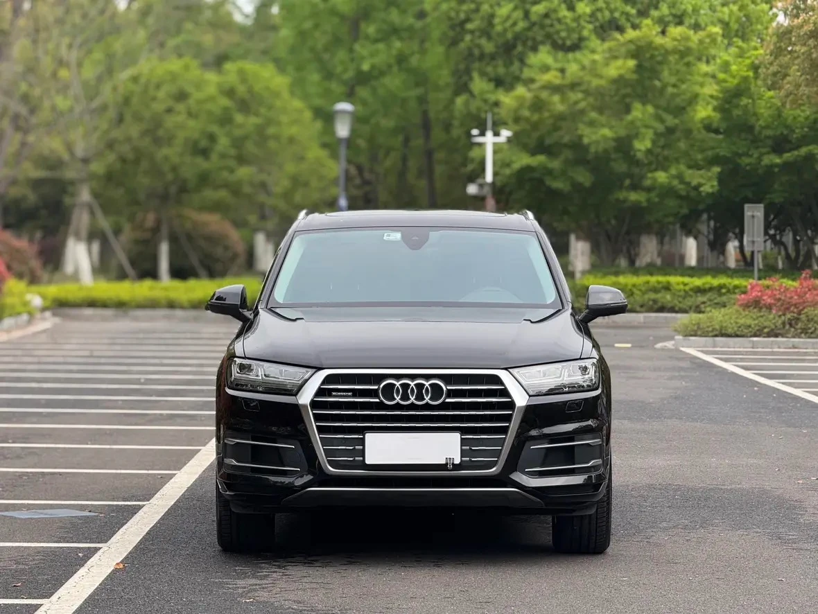 Audi Q7 40 TFSI Comfort Trim - exterior