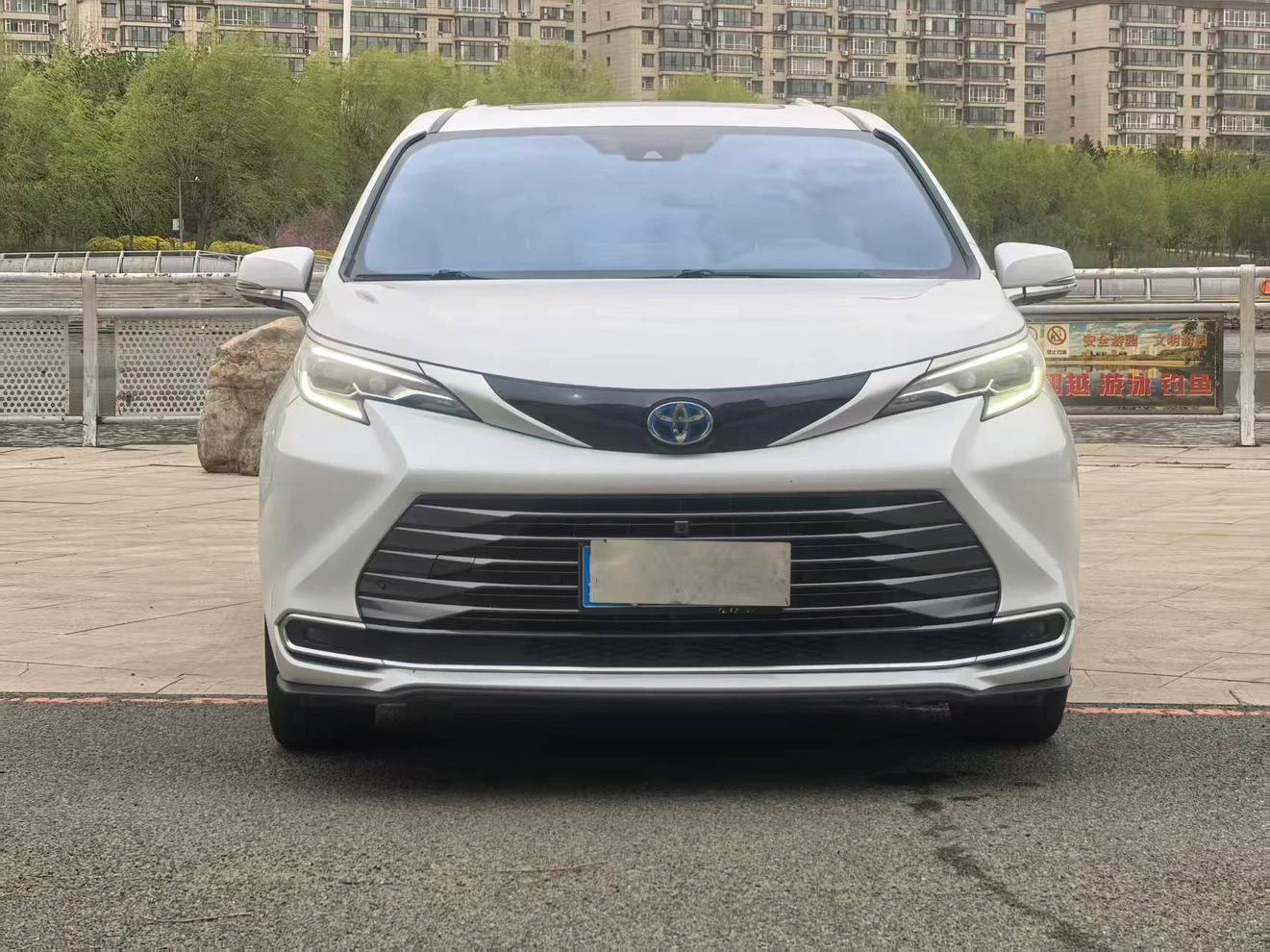 Toyota Sienna Hybrid 2.5L Premium Edition - exterior