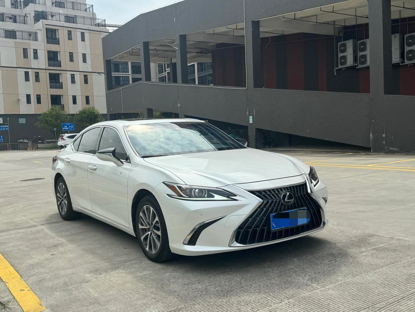 Lexus ES 300h F SPORT - exterior
