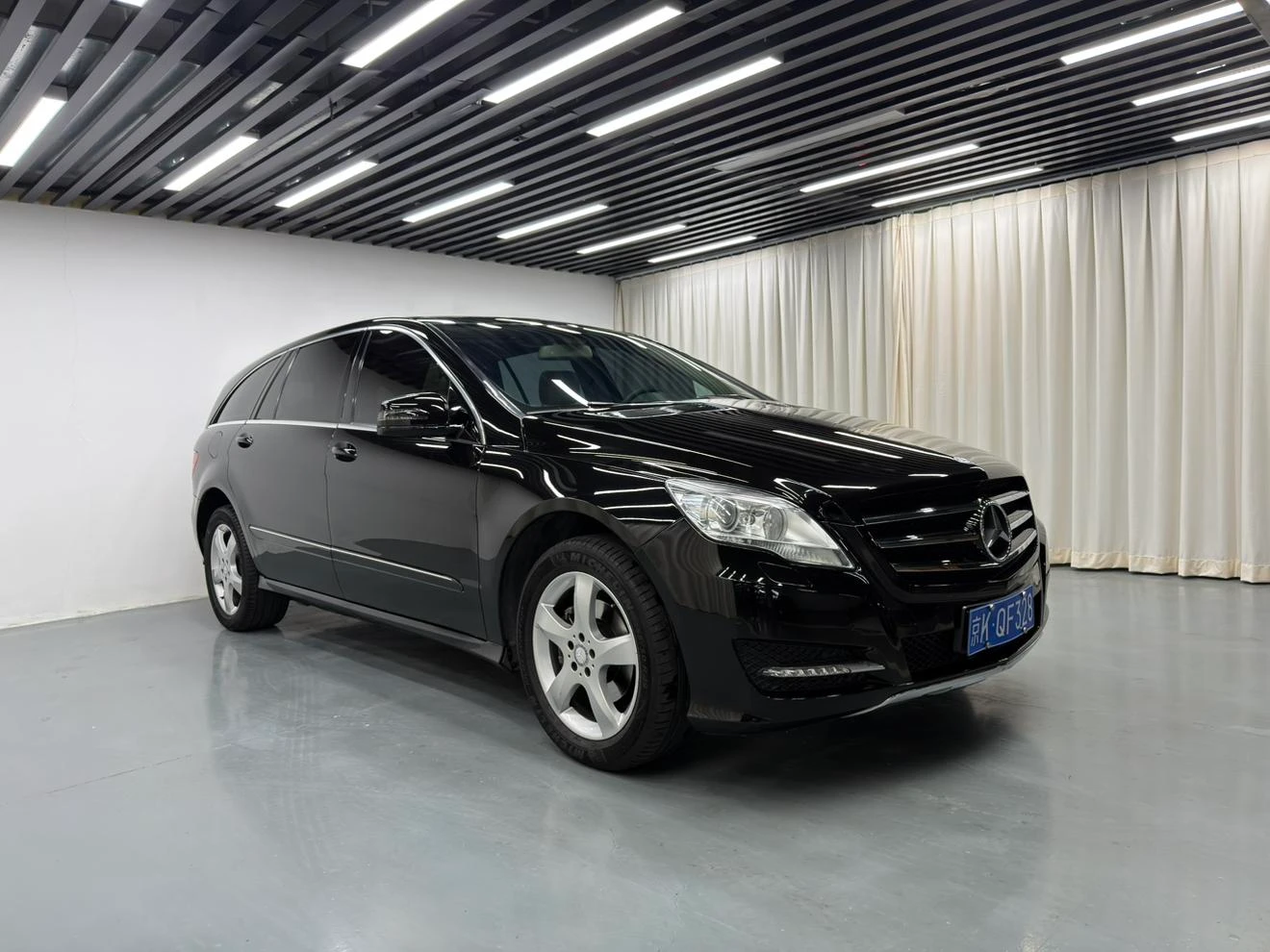 Mercedes-Benz R-Class R 320 4MATIC  - exterior