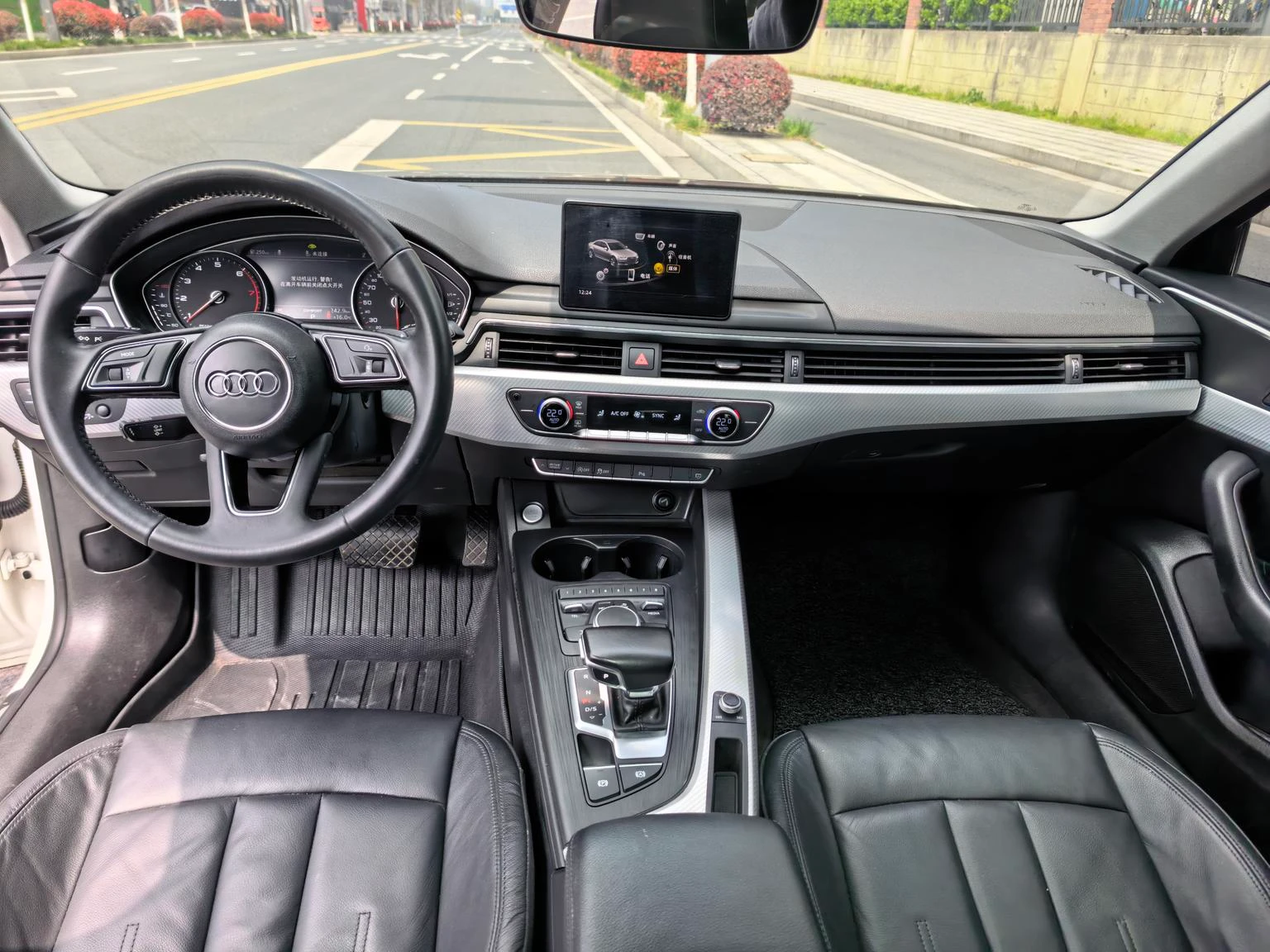 Audi A4L 40 TFSI - interior