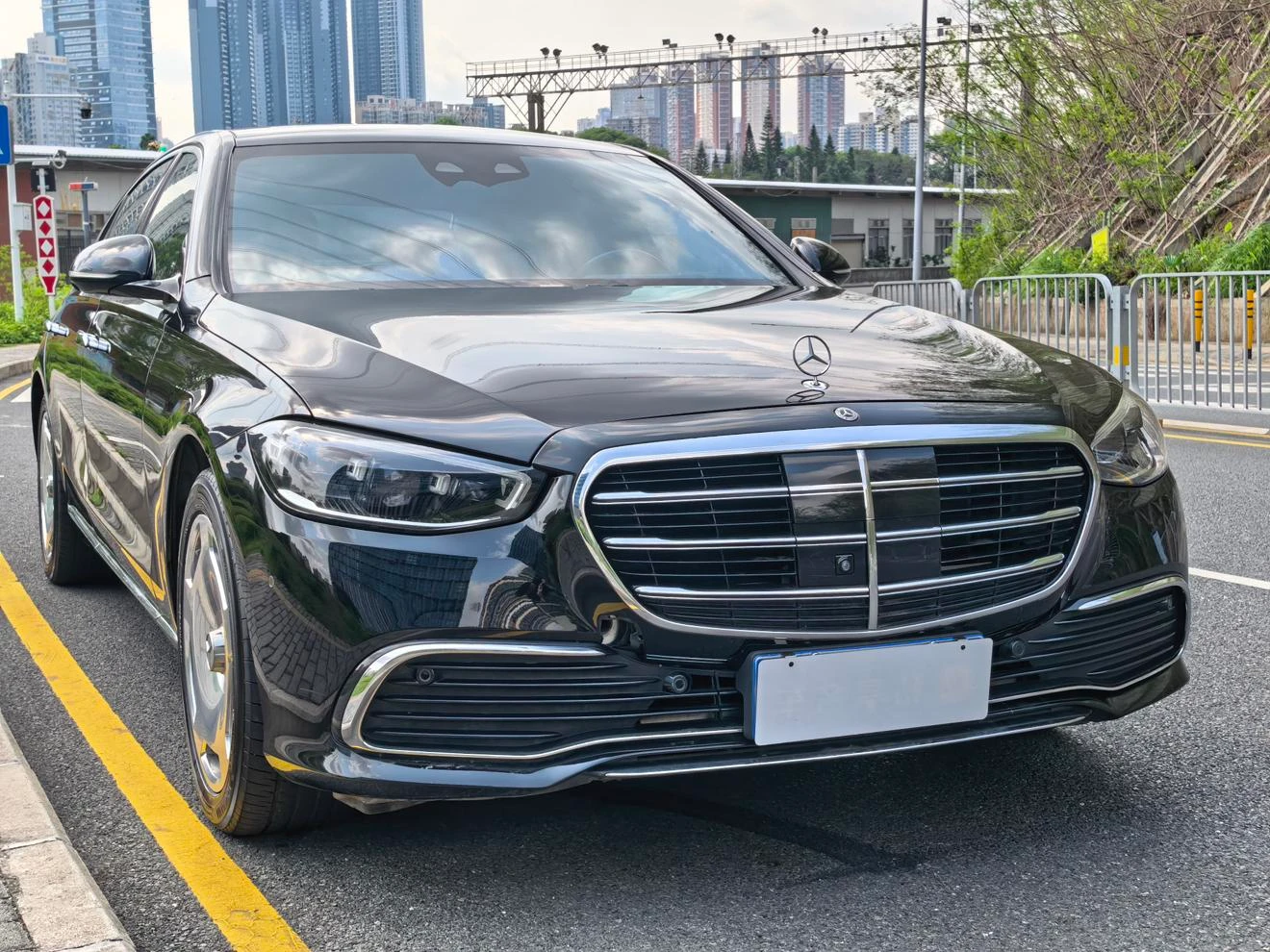 Mercedes-Benz S-Class  400 L Luxury Edition - exterior