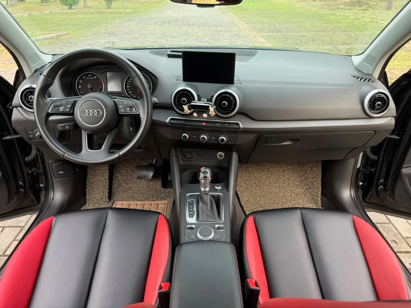Audi Q2L 35TFSI - interior