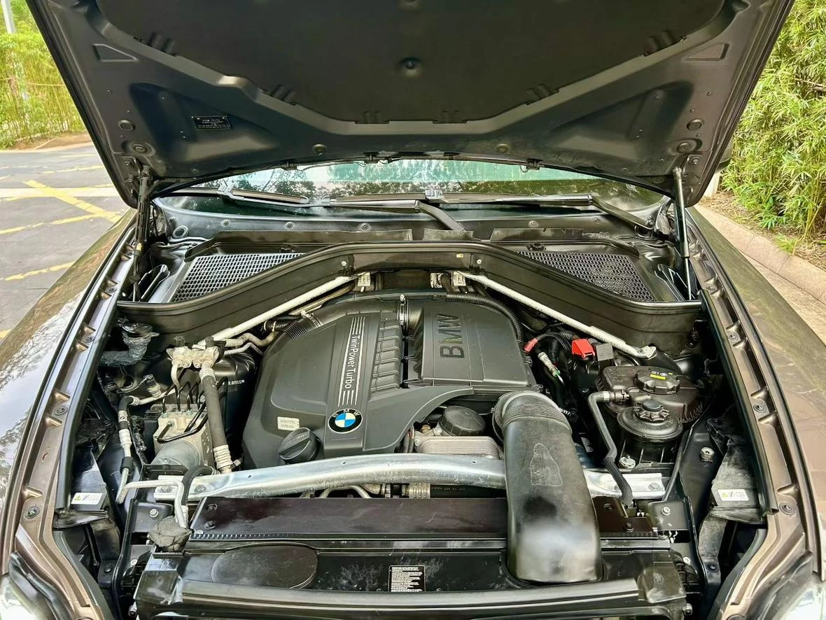 BMW X5 xDrive35i  - engine