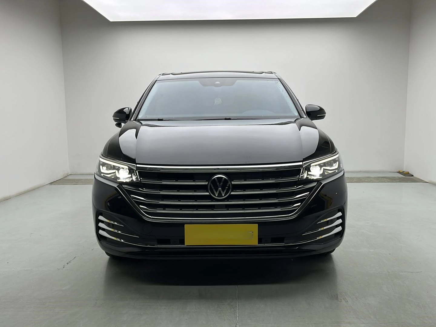 Volkswagen Viloran 380TSI Premium Edition - exterior