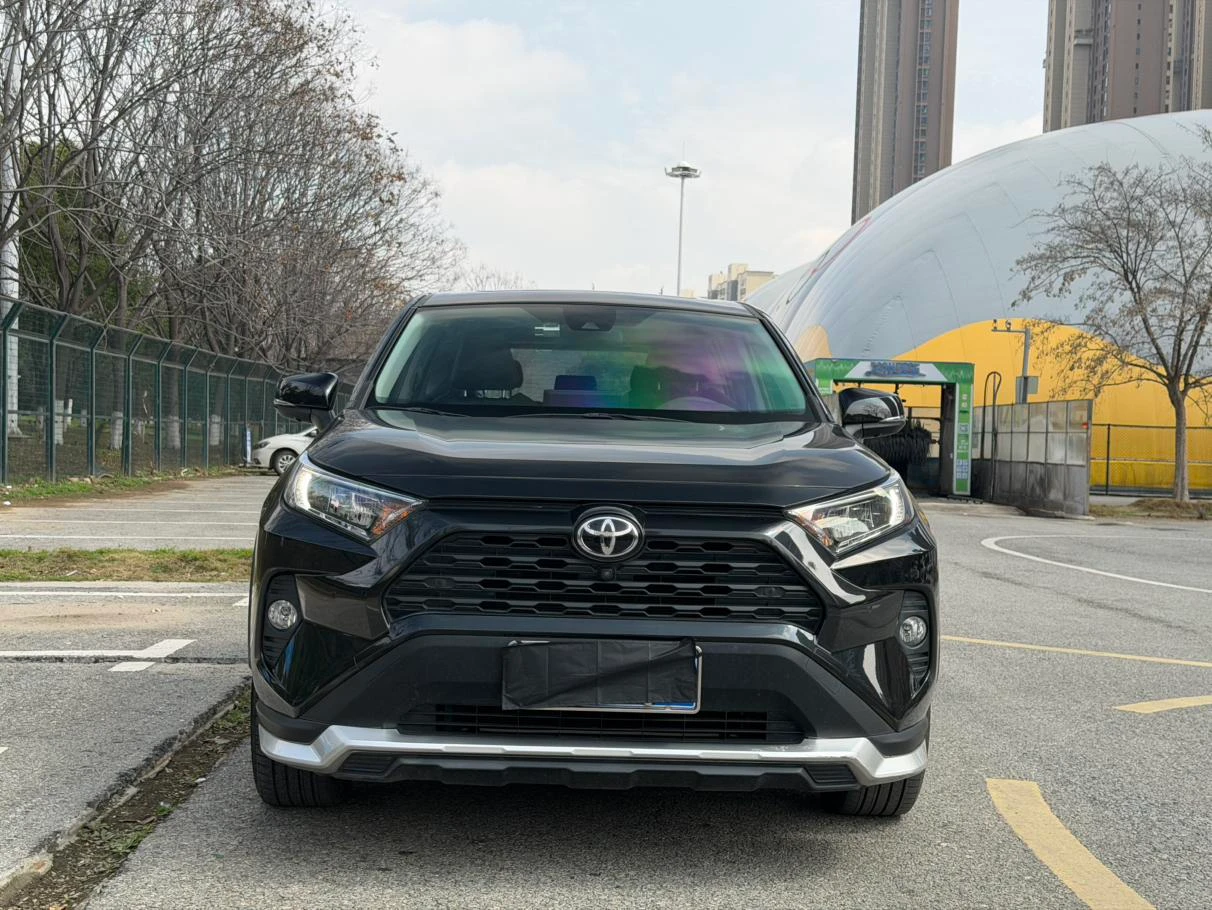 Toyota RAV4  2.0L CVT 2WD - exterior