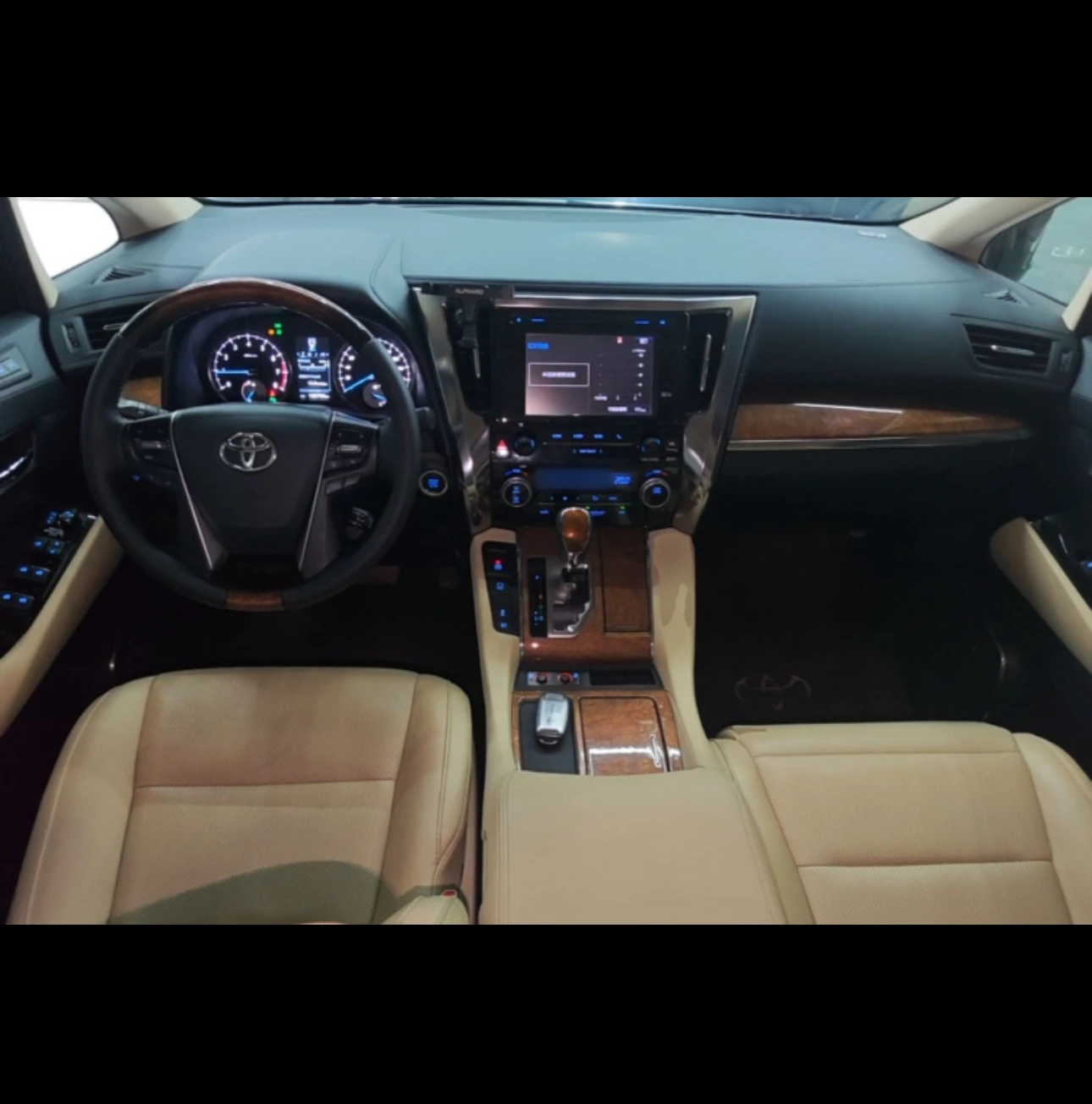 Toyota Alphard  2WD - interior
