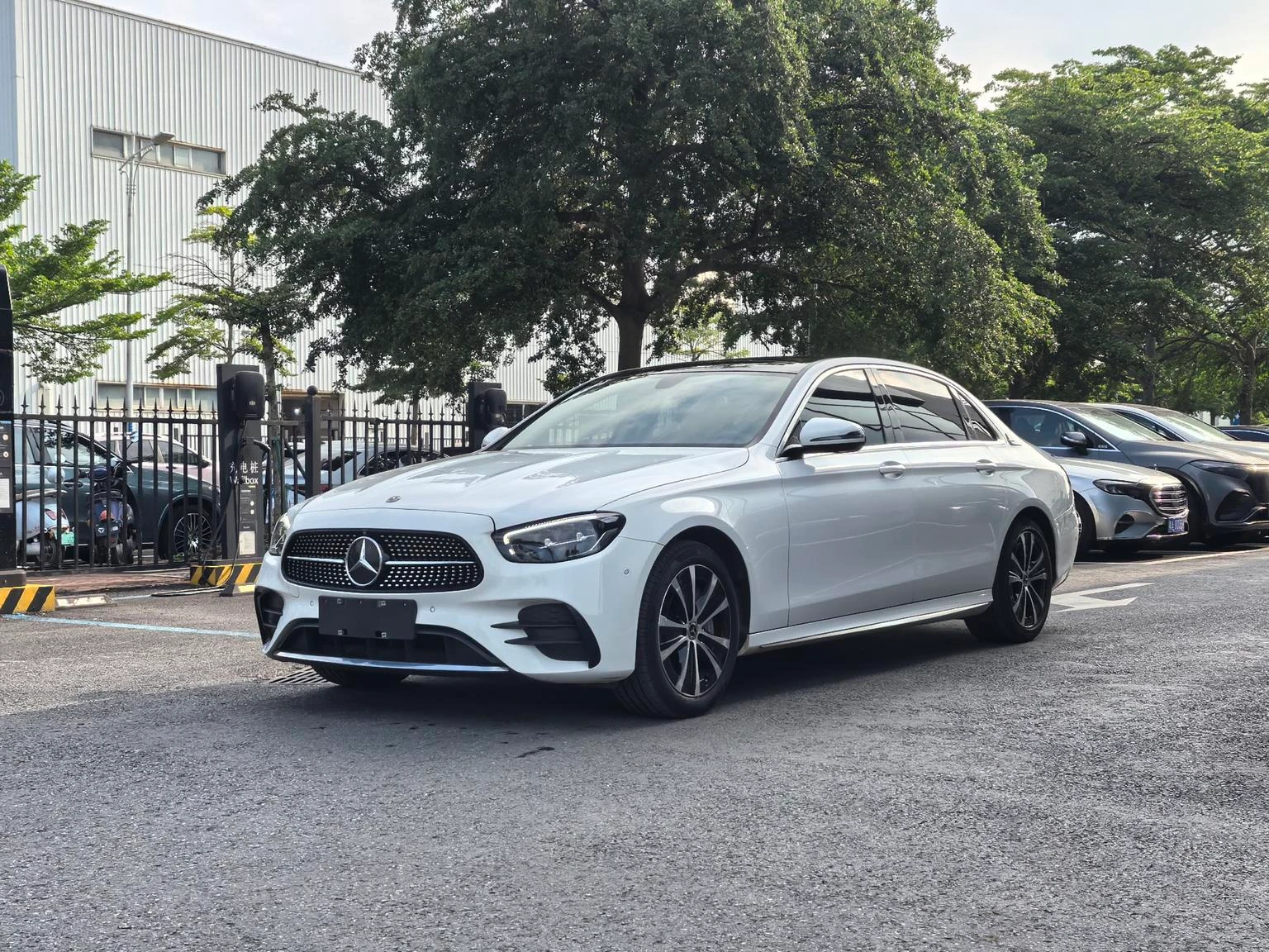 Mercedes-Benz E-Class E350e L PHEV Sport - exterior
