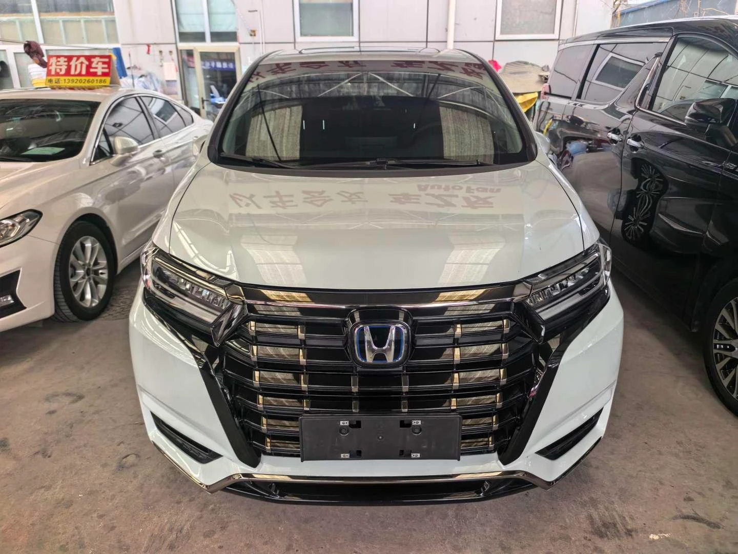 Honda Elysion 2.0L e:HEV Luxury Edition - exterior