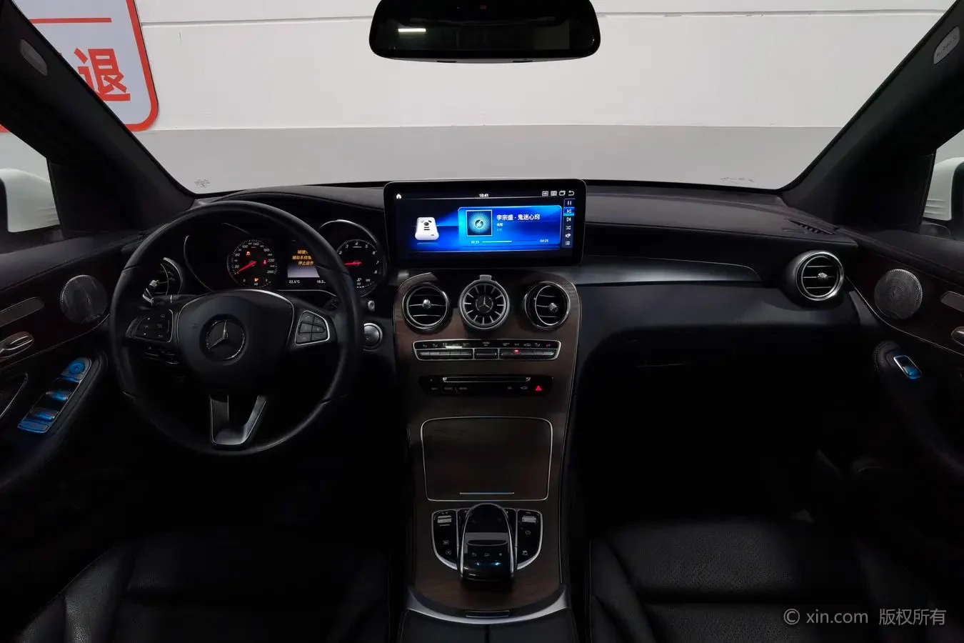 Mercedes-Benz GLC300 - interior