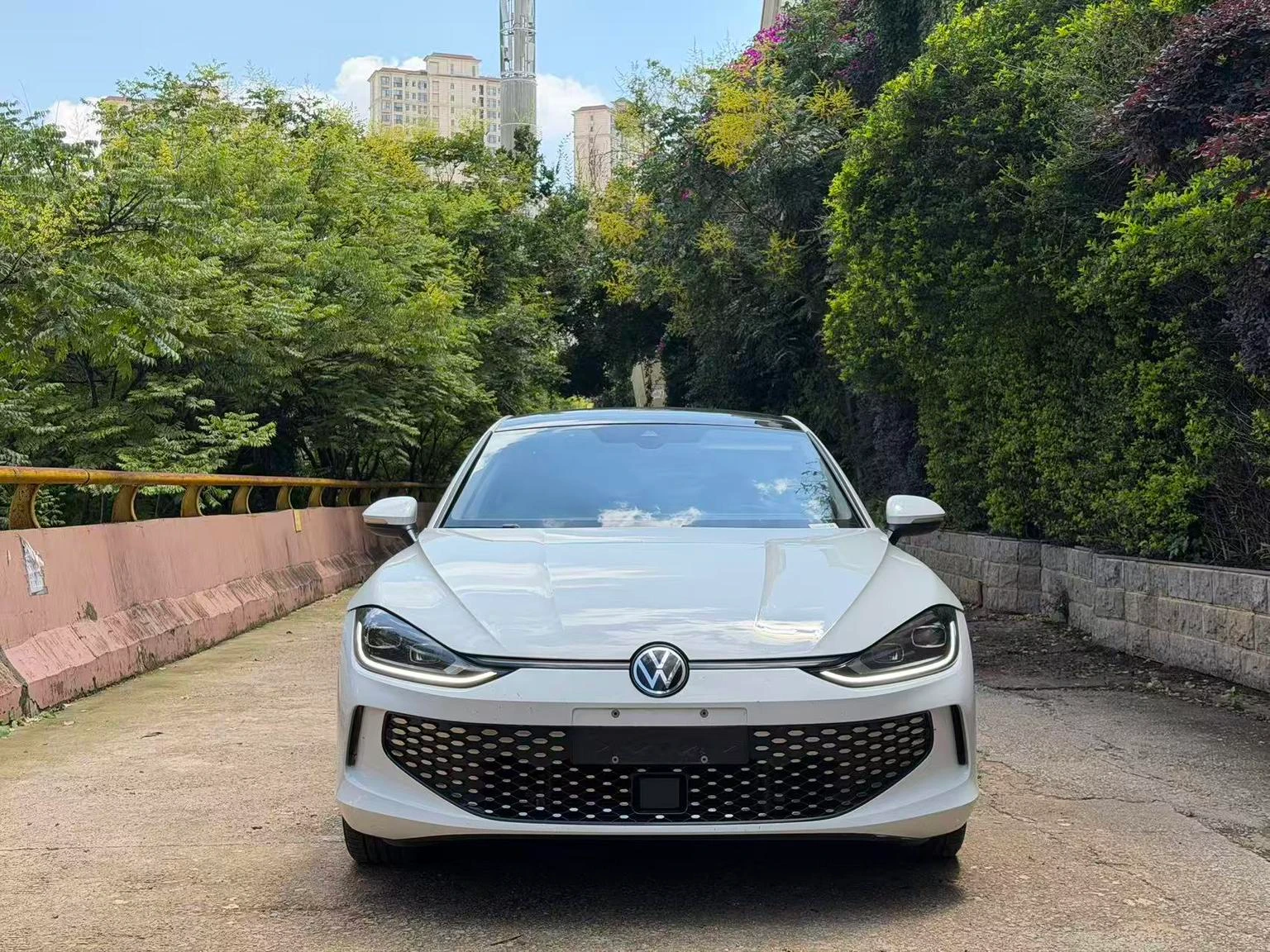 Volkswagen Lamando L 200TSI DSG Trendy Edition - exterior