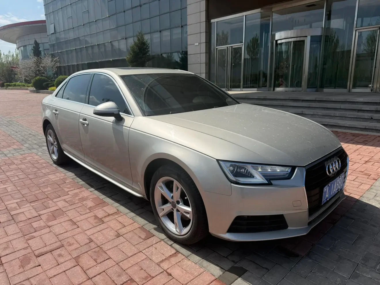 Audi A4L 40 TFSI Progressive - exterior