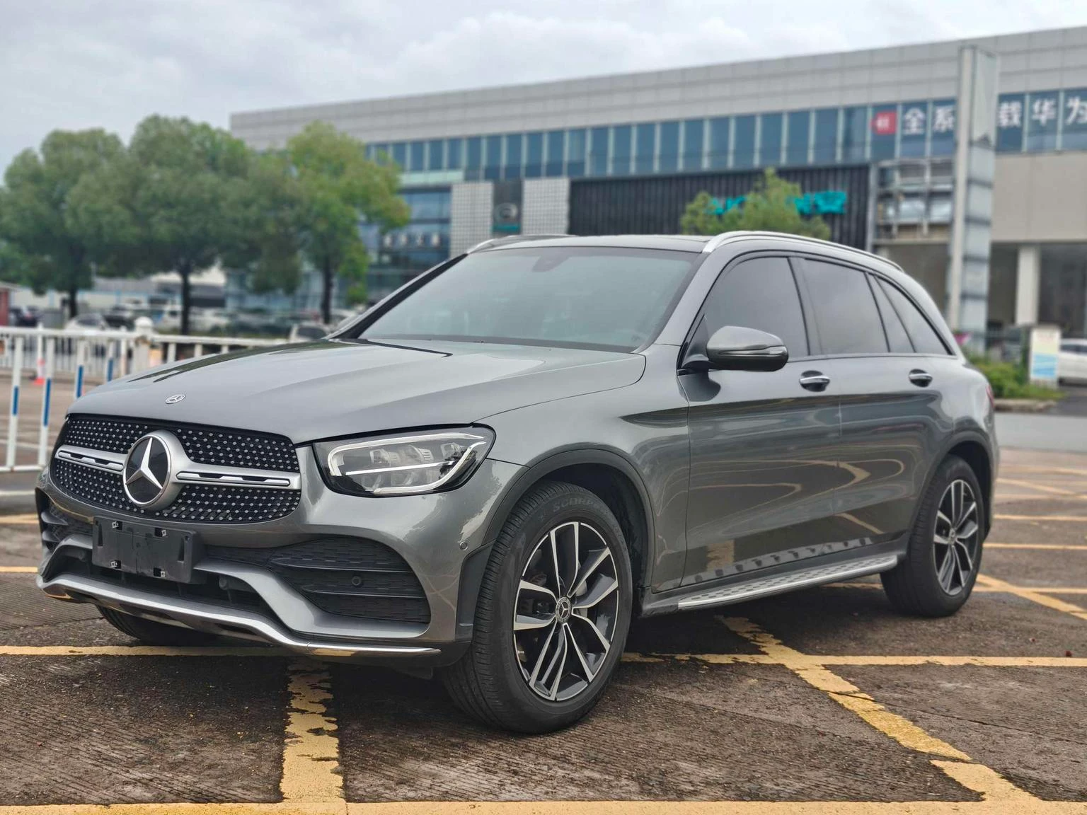 Mercedes-Benz GLC-Class GLC260 L 4MATIC Luxury Edition - exterior