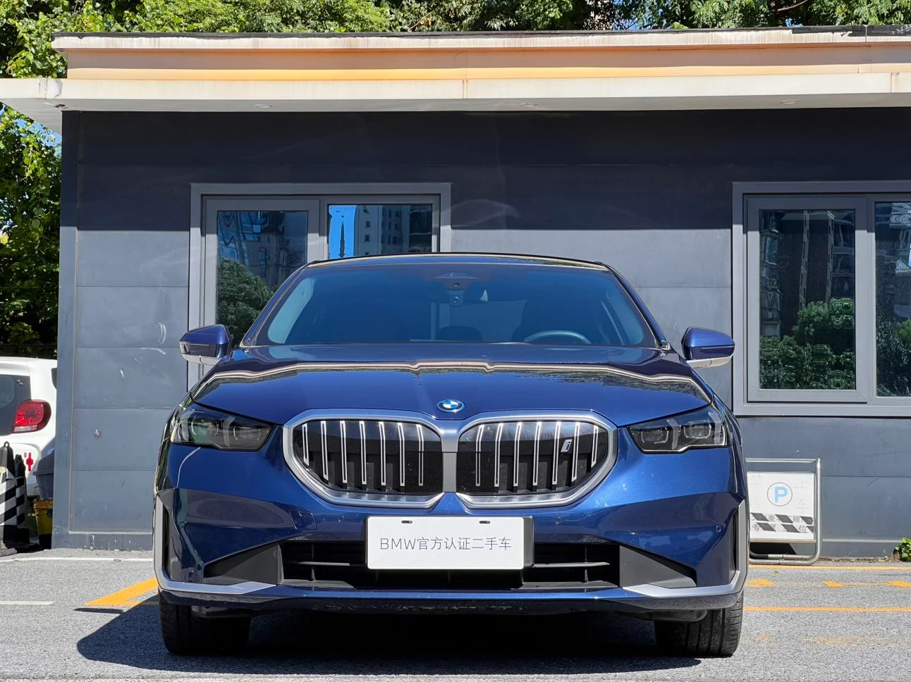 BMW i5 eDrive35L Luxury Package - exterior