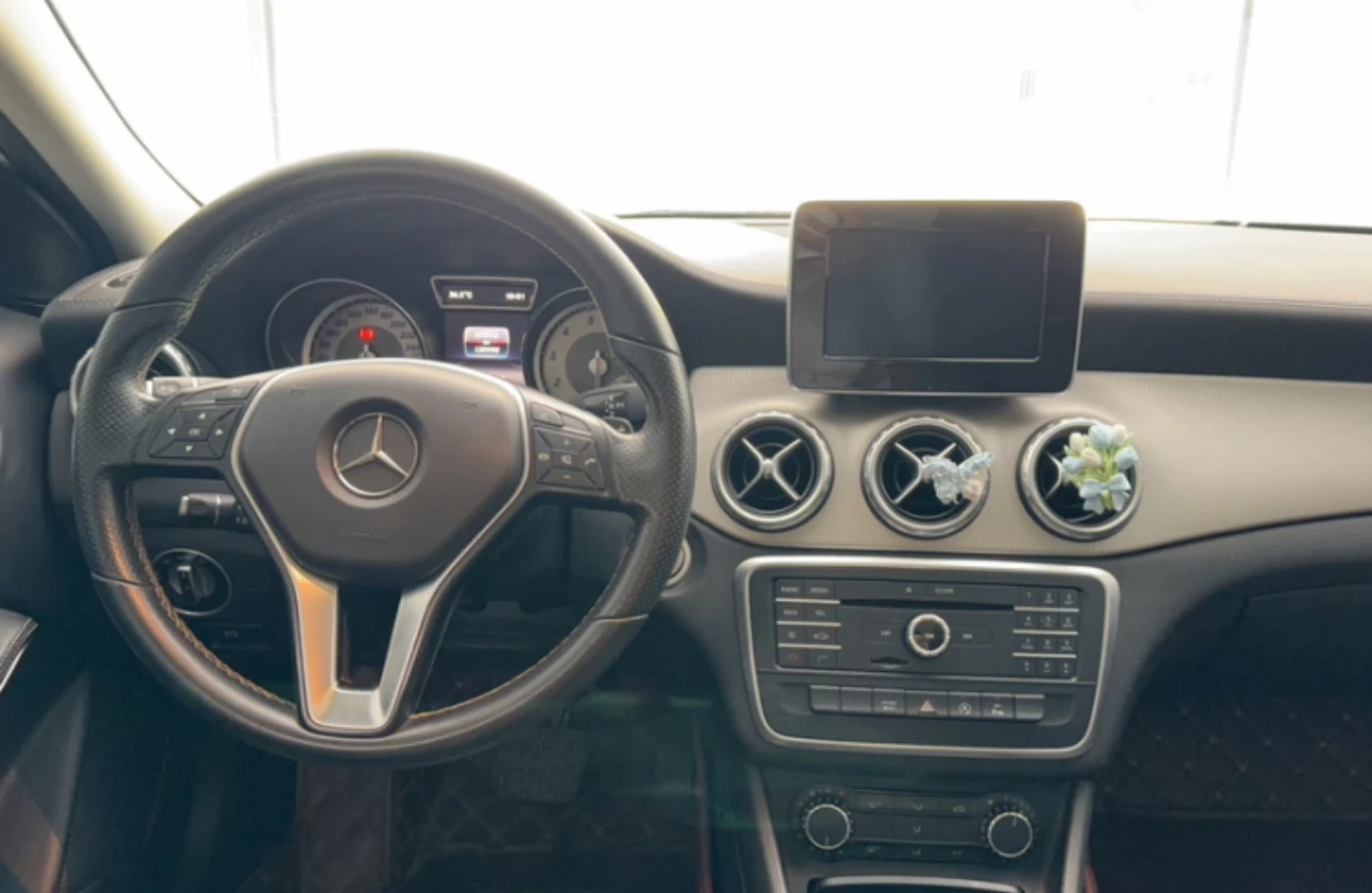 Mercedes-Benz GLA200  - interior