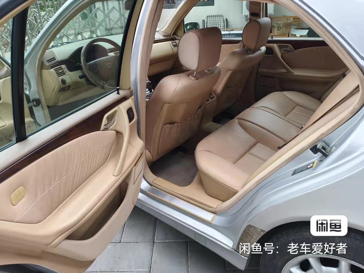 Mercedes-Benz E320  4MATIC - interior