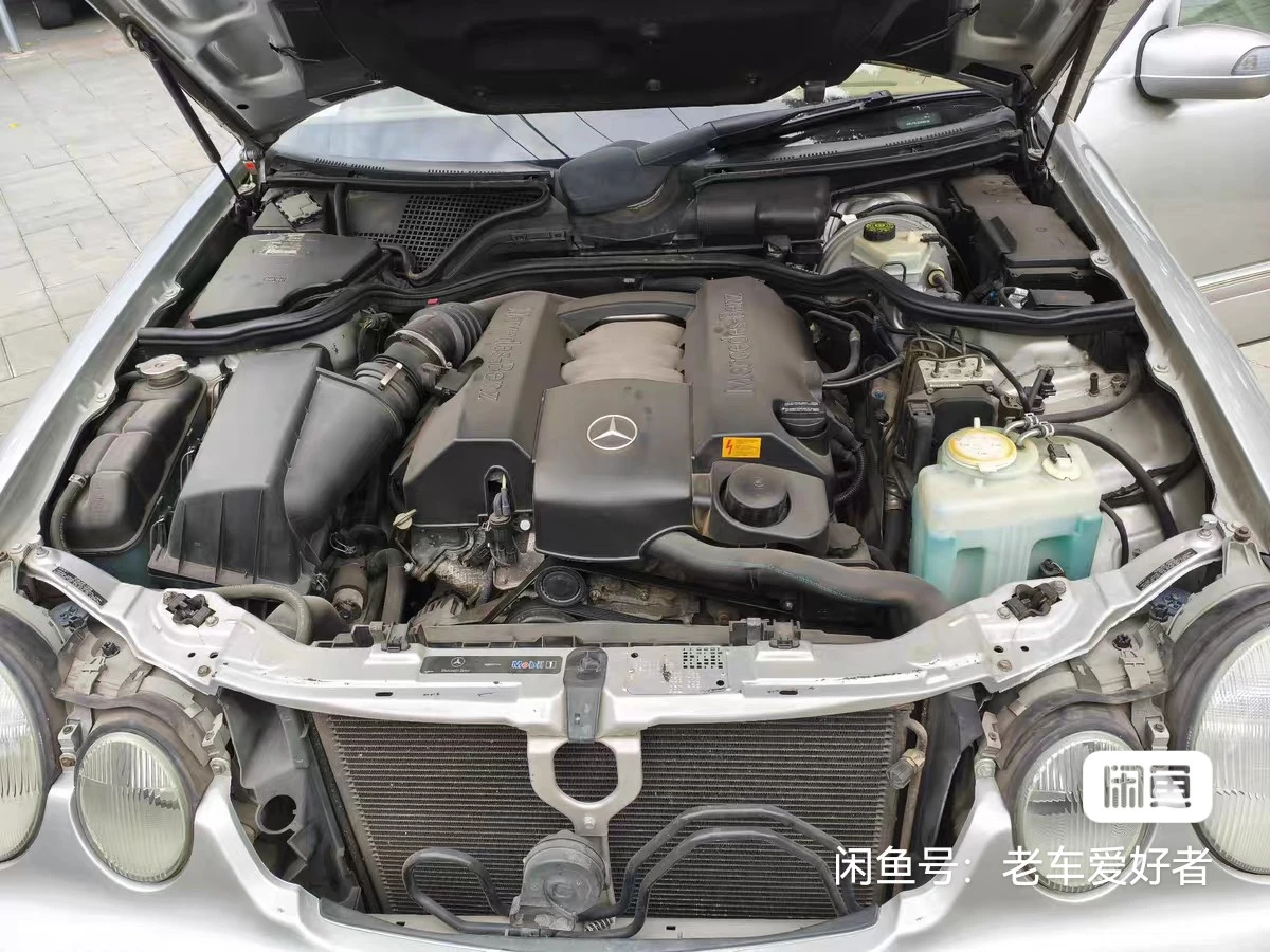 Mercedes-Benz E320  4MATIC - engine
