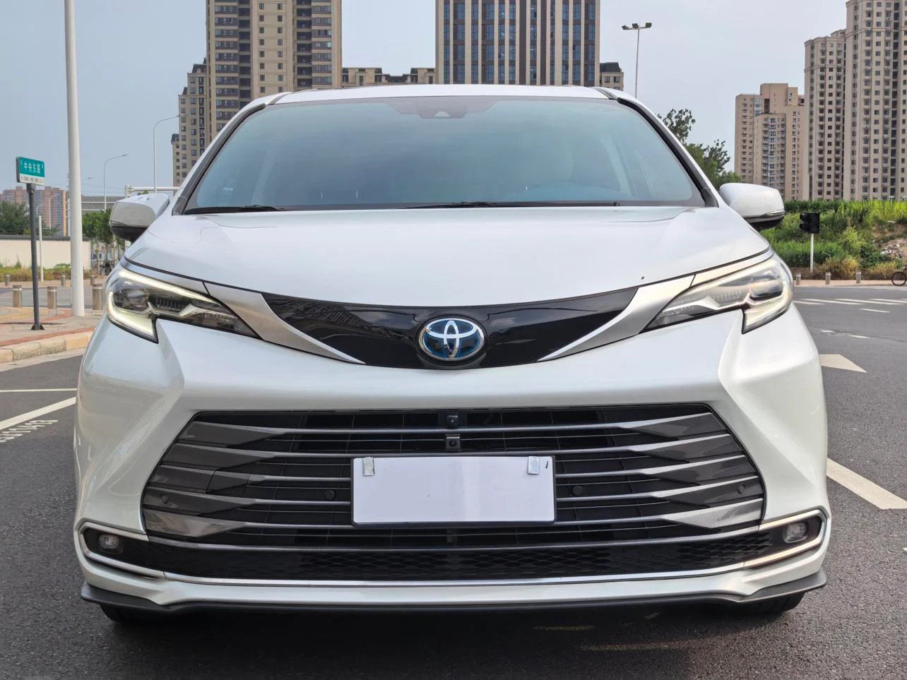 Toyota Sienna Hybrid 2.5L Premium Edition - exterior