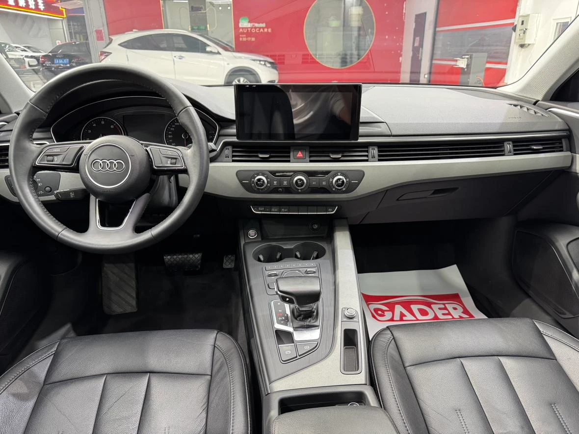 Audi A4L 40 TFSI  - interior