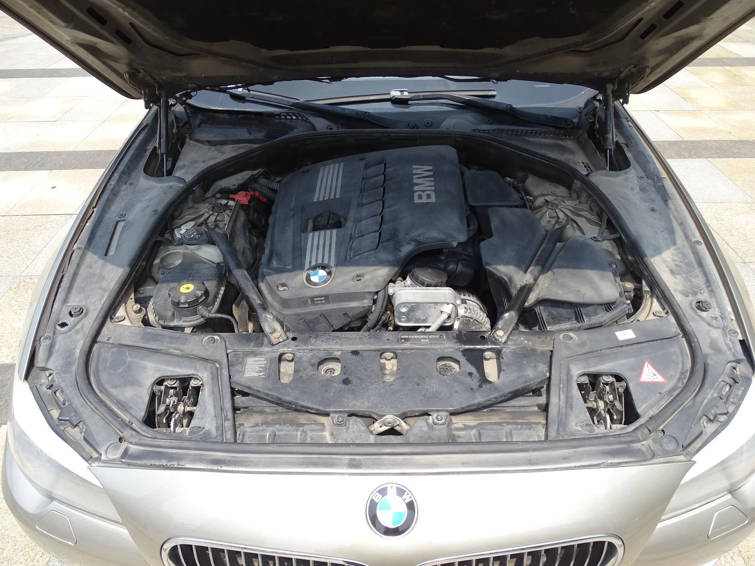 BMW 5 Series  523Li  - engine