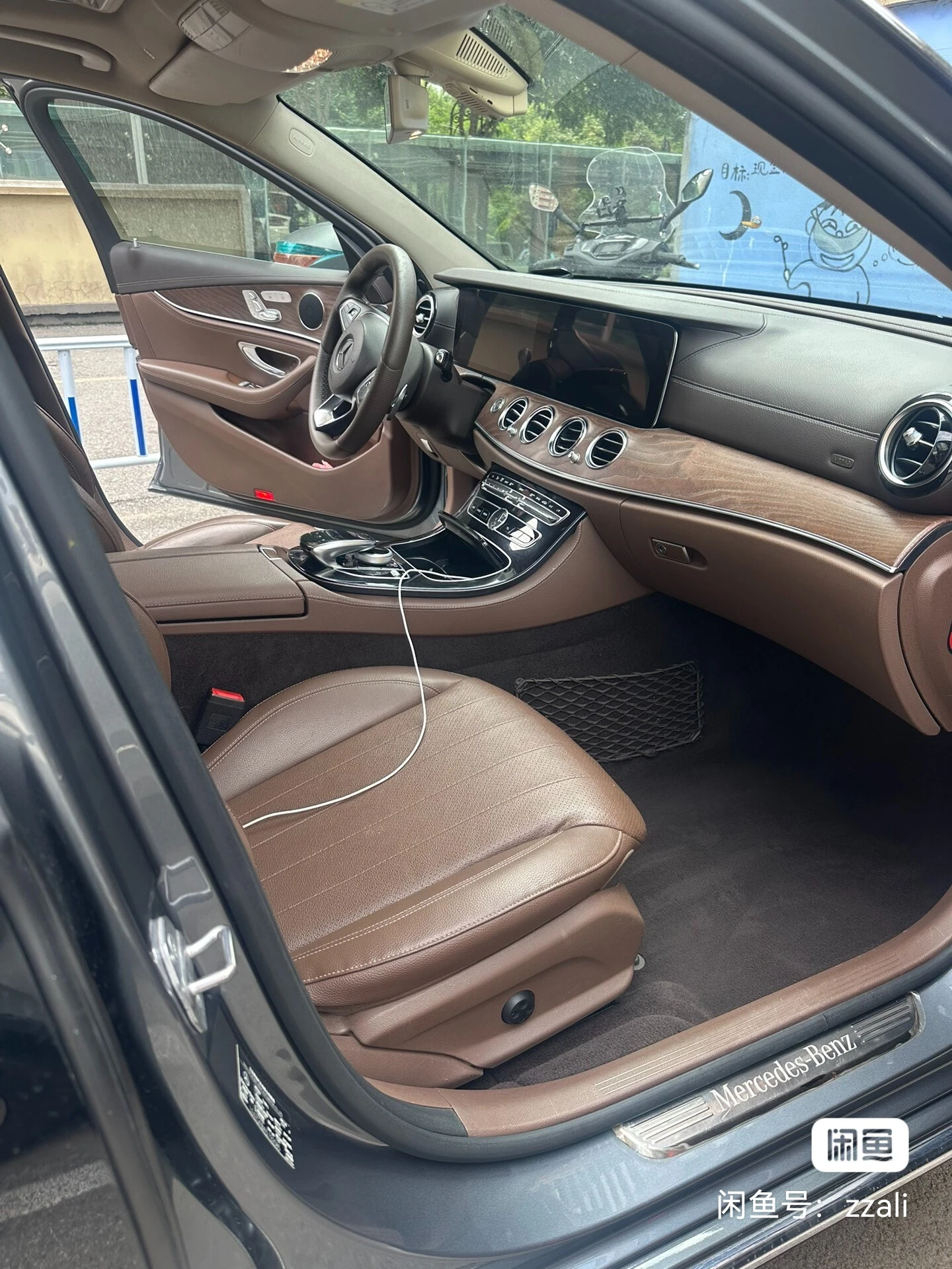 Mercedes-Benz E300L - interior