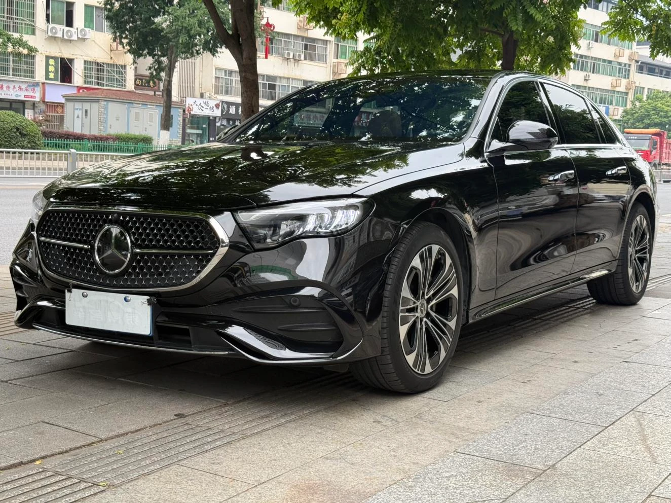 Mercedes-Benz E-Class E300L Facelift Sport Edition - exterior