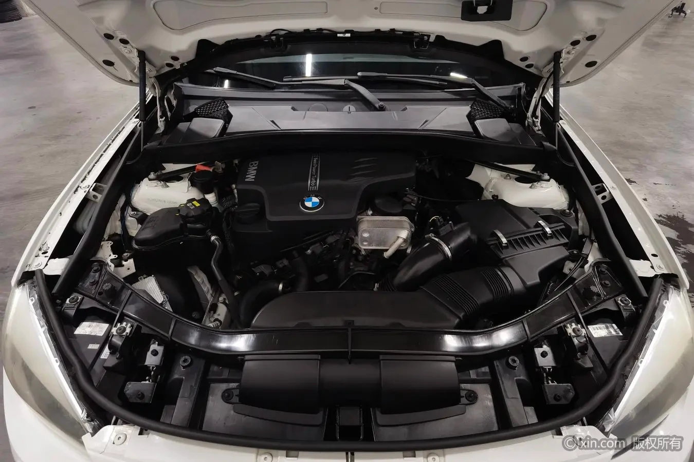 BMW X1 sDrive18i Fashion - engine