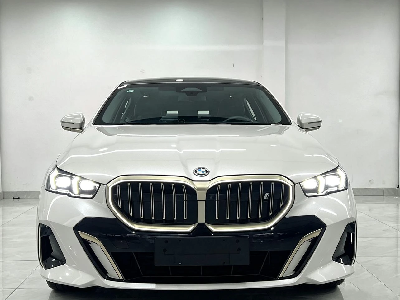 BMW i5 eDrive35L Premium M Sport Package - exterior