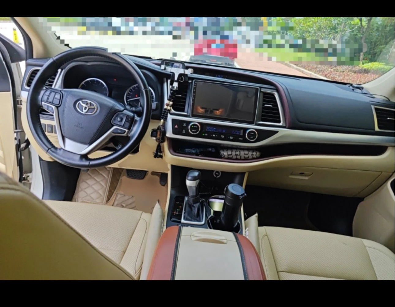 Toyota Highlander 4WD  7-seater - interior