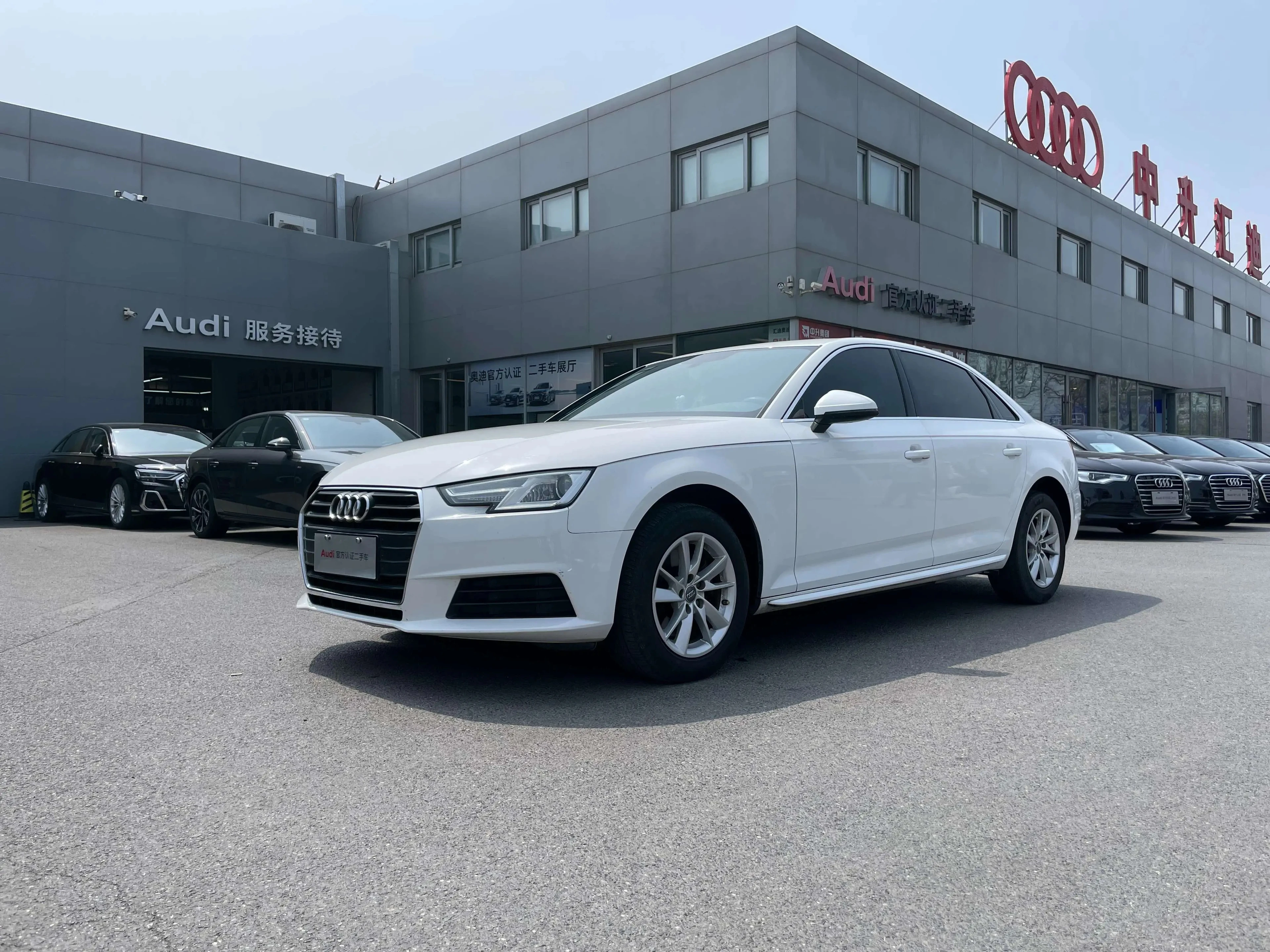 Audi A4L 40TFSI Entering Model