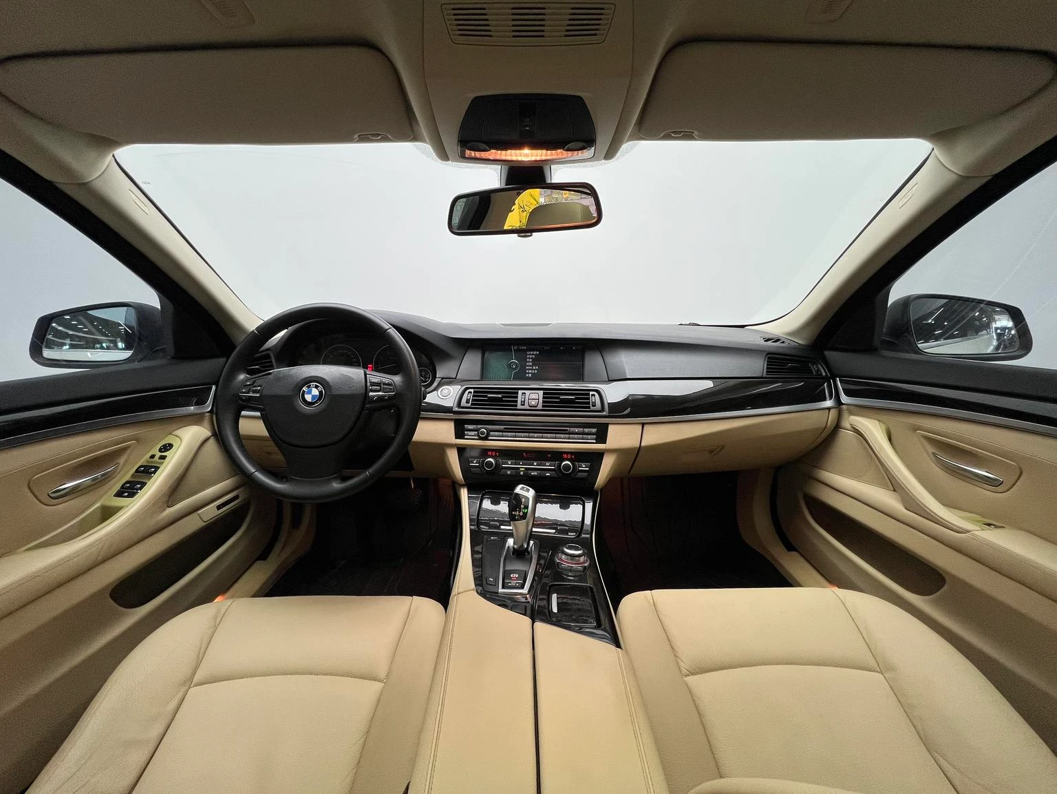BMW  523Li  - interior