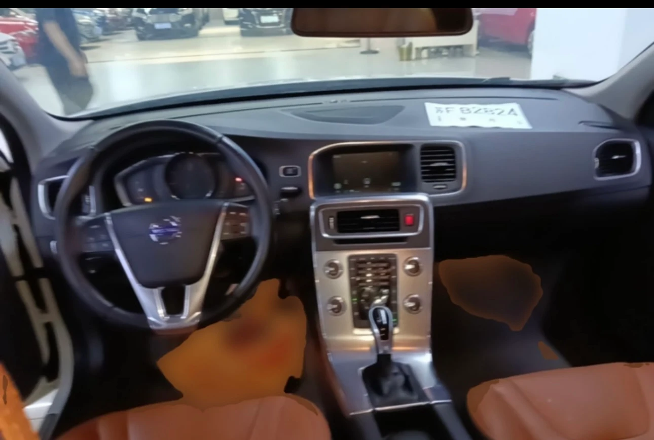 Volvo S60 T5 FWD - interior