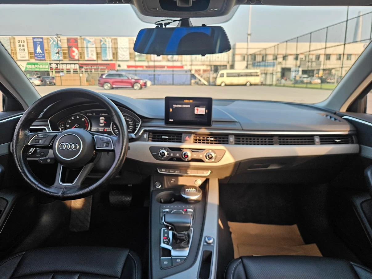 Audi A4L  40 TFSI - interior