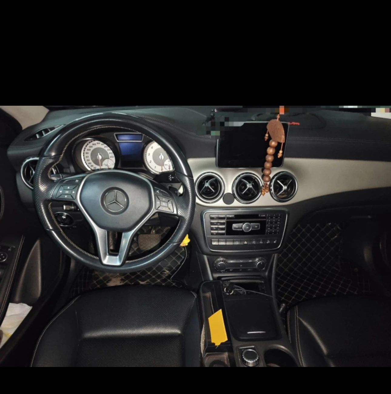 Mercedes-Benz GLA220 4MATIC  - interior