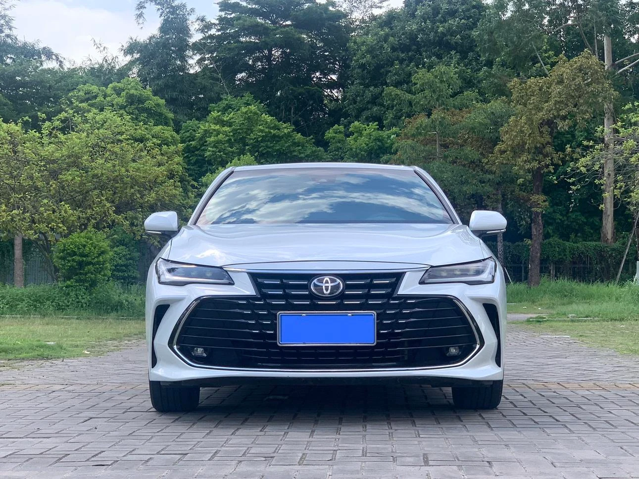 Toyota Avalon 2.0L CVT Premium Edition - exterior