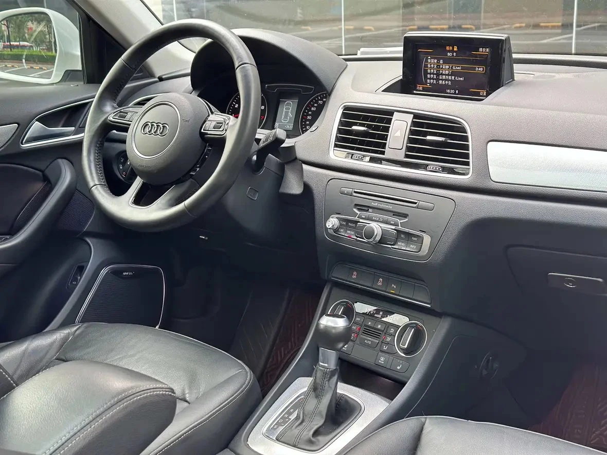 Audi Q3 30 TFSI - interior