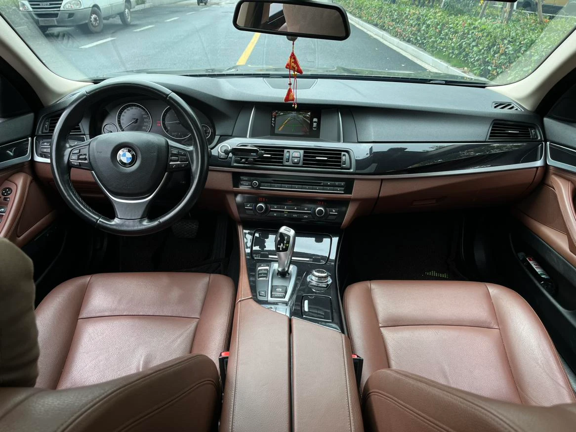  BMW 520Li  - interior