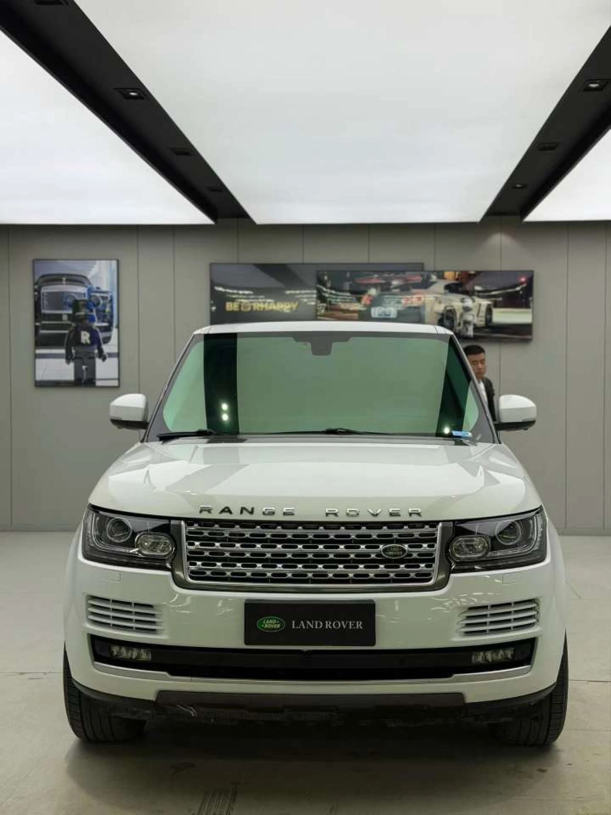 Land Rover Range Rover 3.0L SC V6 Vogue - exterior