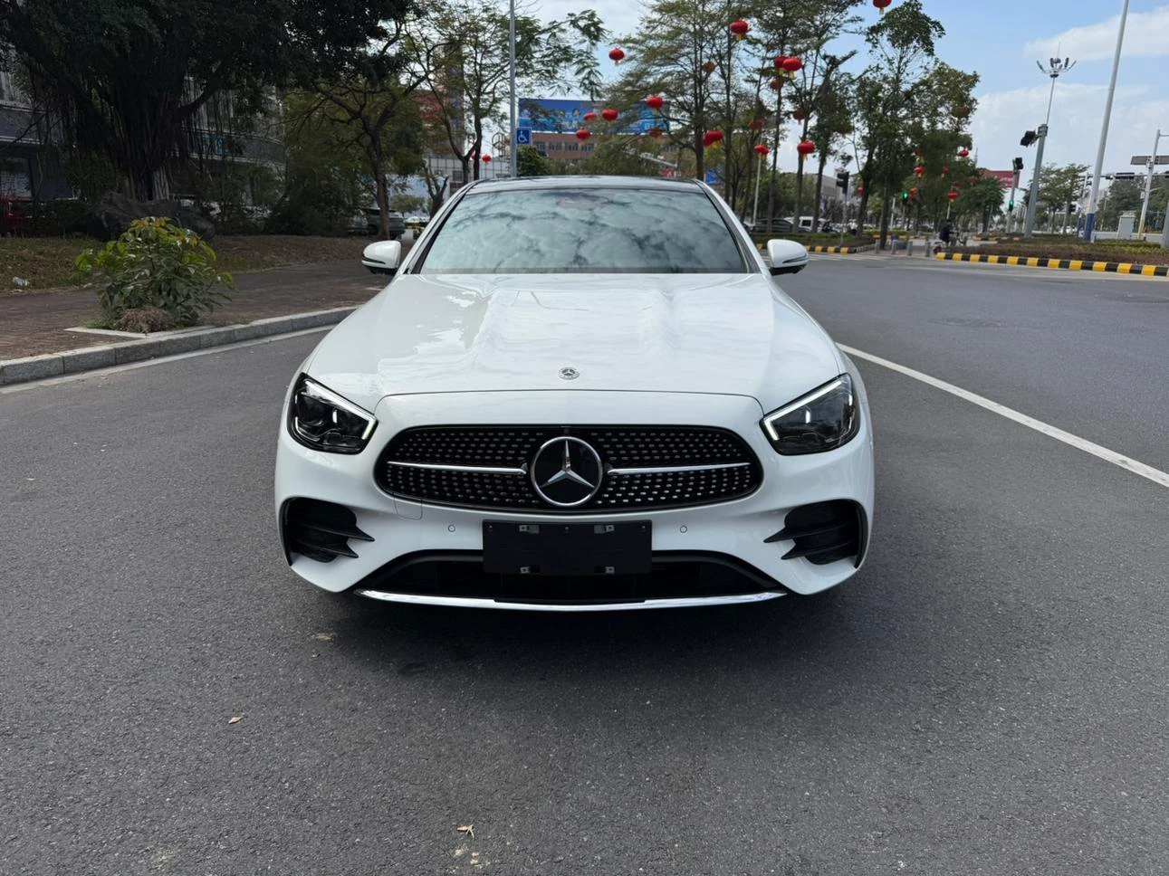Mercedes-Benz E-Class E300 L Facelift Sport - exterior
