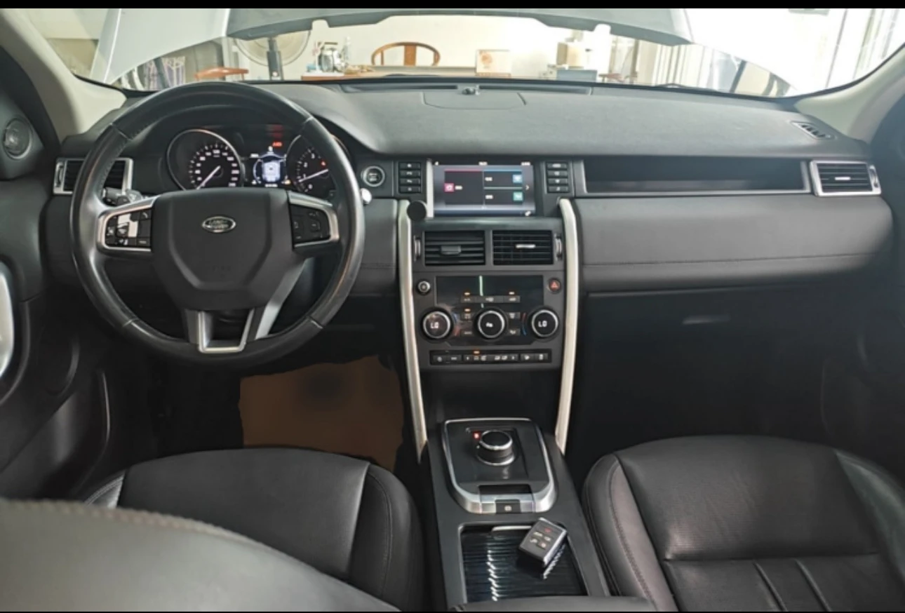 Land Rover Discovery Sport SE AWD - interior