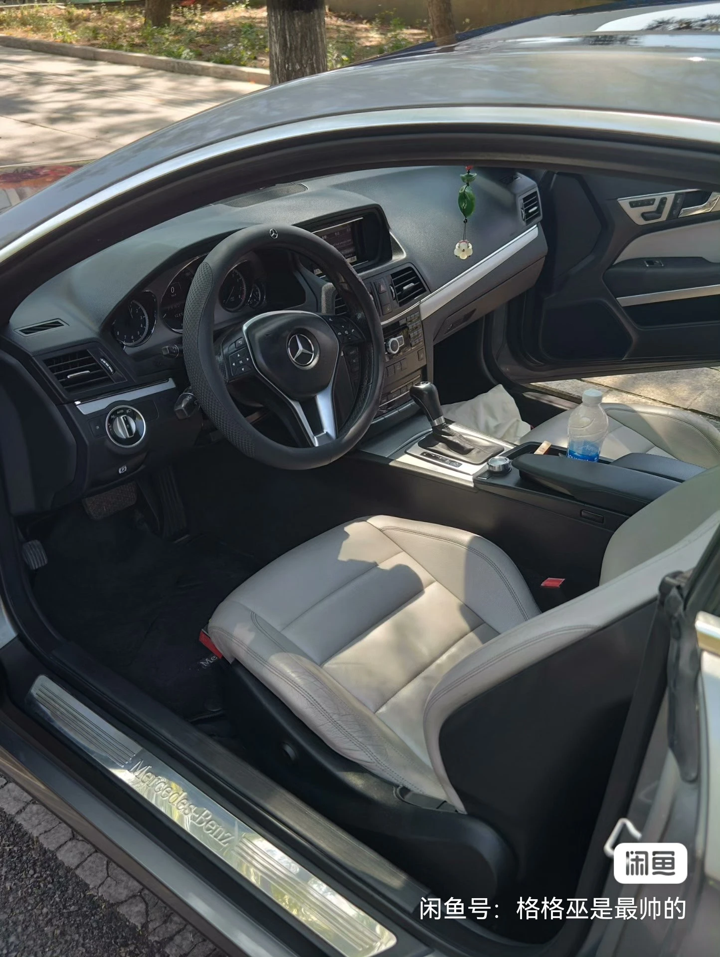 Mercedes-Benz E200  Coupe - interior