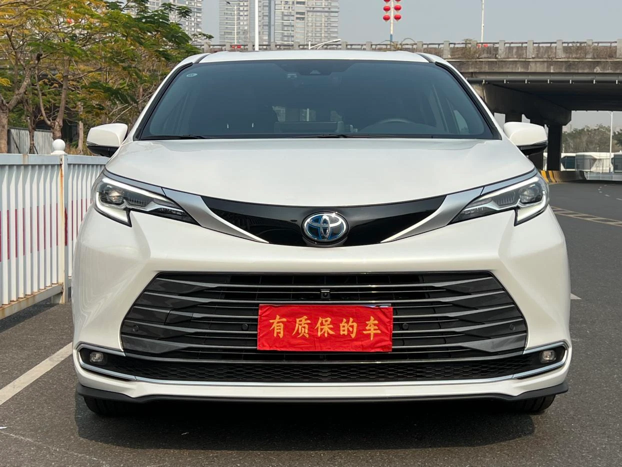 Toyota Sienna Hybrid 2.5L Premium Edition - exterior